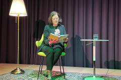 E_Ruth-Schwegler-am-Vorlesen