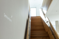 Treppenaufgang zu den Seminar- und Sitzungsräumen 